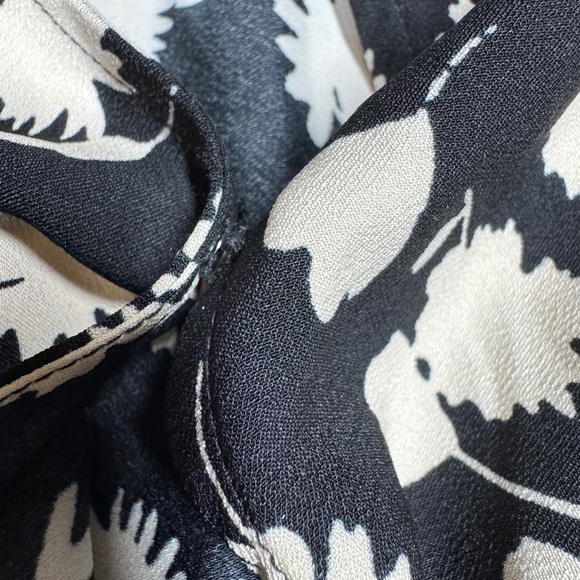 Ann Taylor Factory Black Cream Floral A line Short Sleeve Surplice Dress Size 2 - Picture 4 of 16